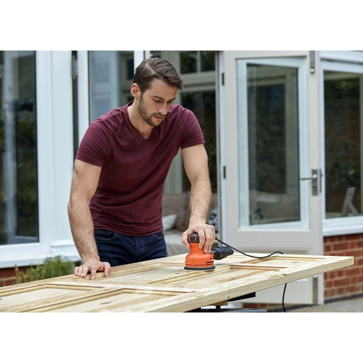 Black & Decker Juodas & Decker Ekscentrinis šlifuoklis Juodas & Decker BEW210-QS; 230 W