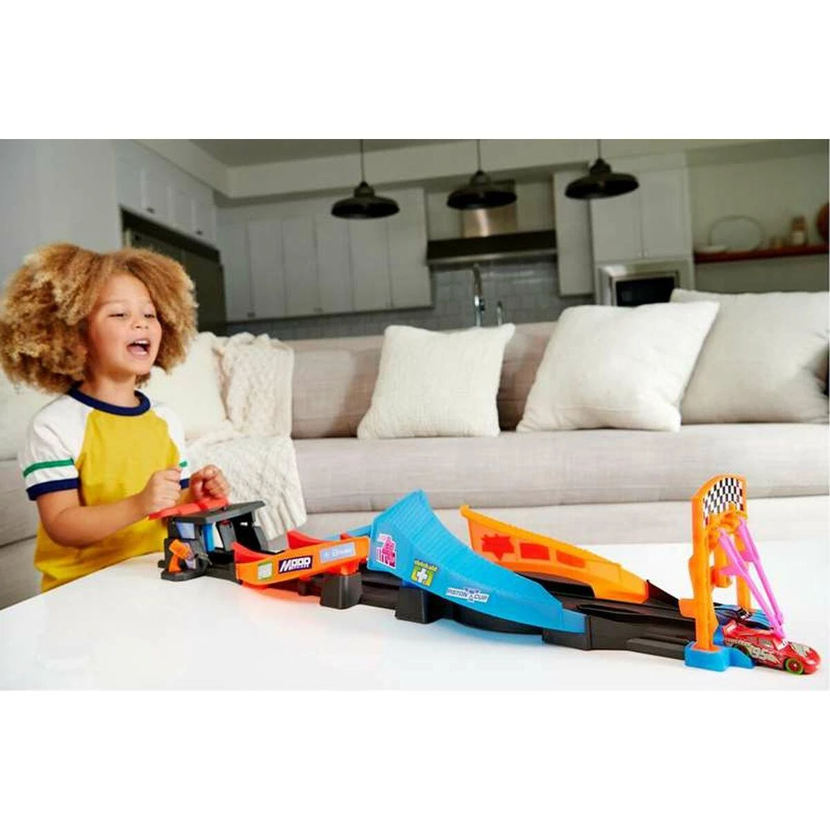 Mattel „Cars Night Race“ šviečianti trasa „HPD80“