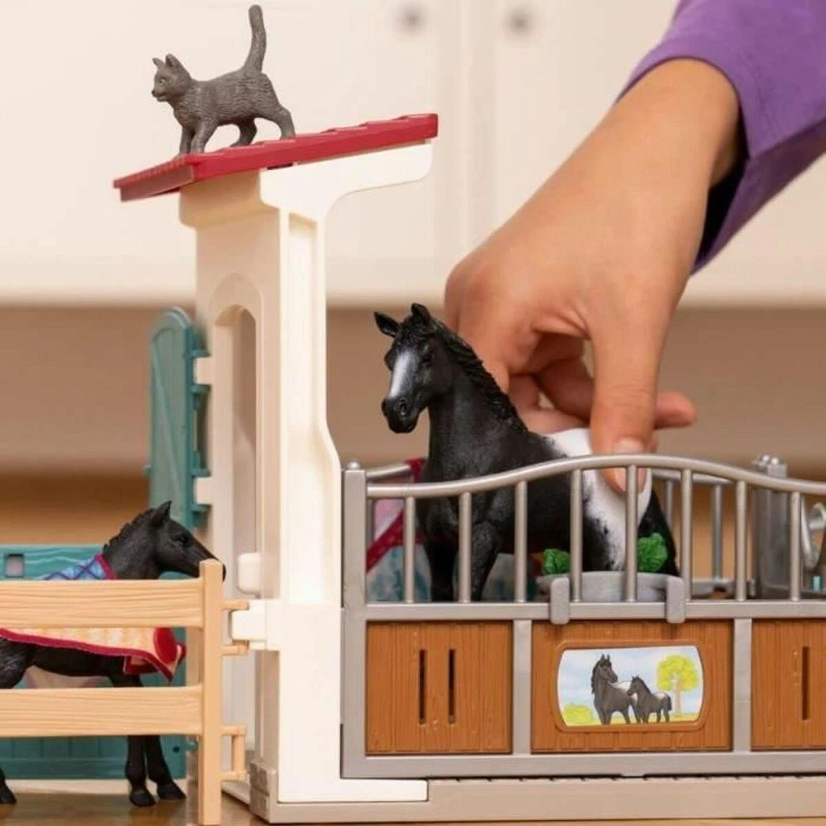 SCHLEICH HORSE CLUB Žirgų aptvaras su kumele ir kumeliuku