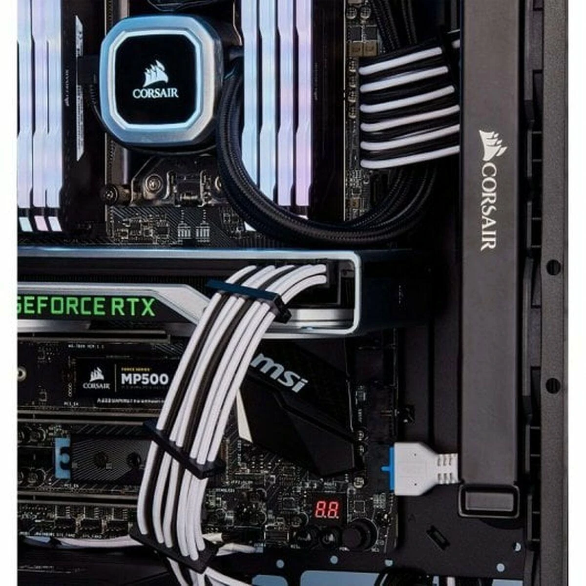„Corsair Premium Sleeved SATA“ kampinis kabelis, baltas 30 cm – 2 vnt. pakuotėje