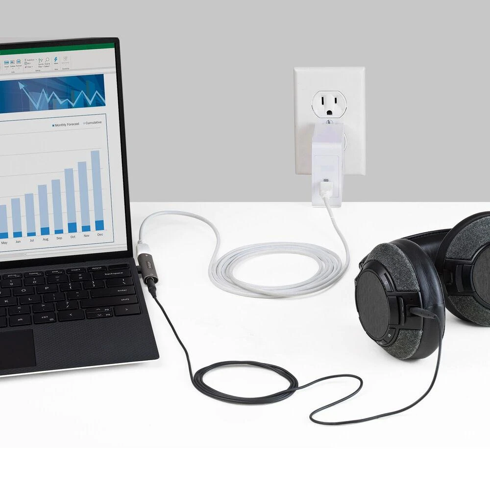 USB-C adapteris prijungtas prie nešiojamojo kompiuterio