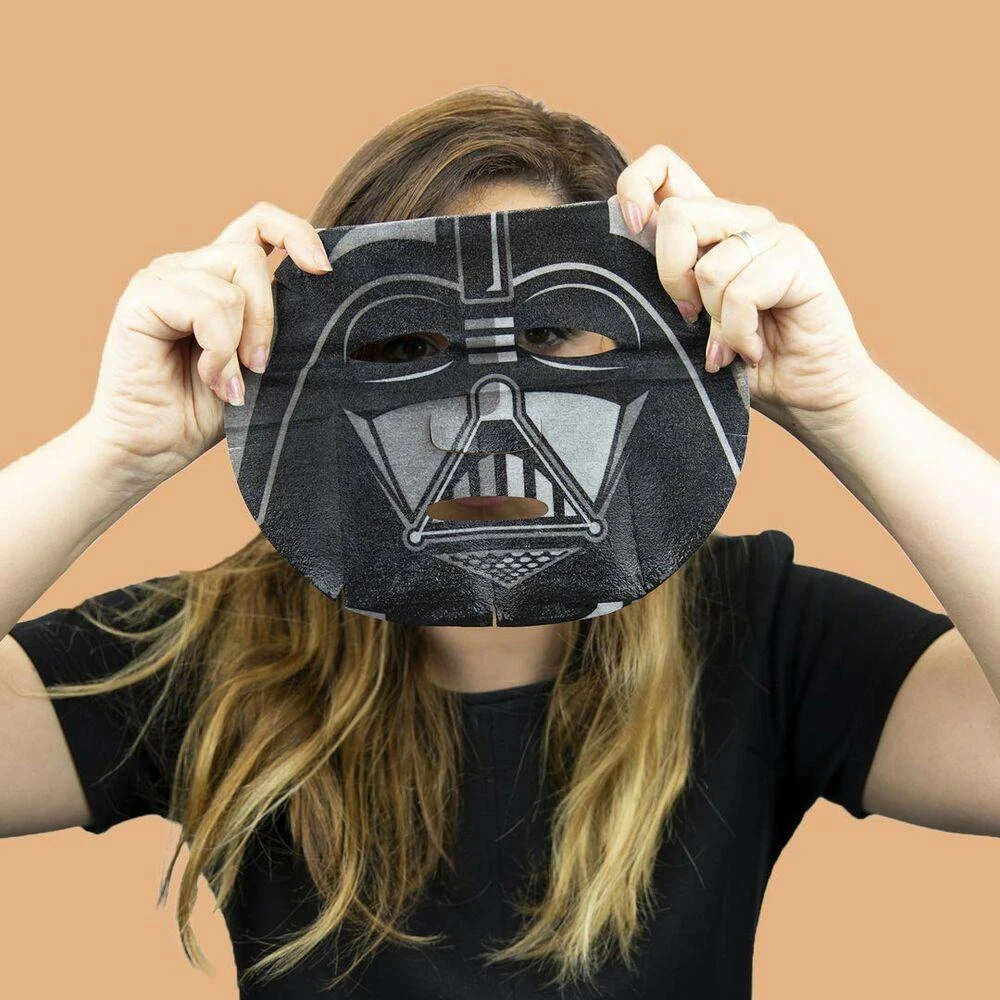 „Mad Beauty Star Wars“ drėkinanti ir smagi veido kaukė po vasaros saulės ir baseino vaikams (1 vnt. Darth Vader juodosios arbatos x 25 ml)