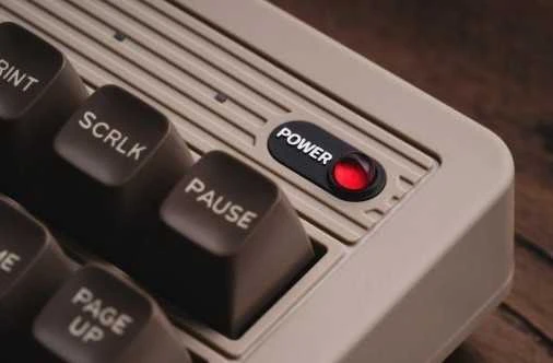8BitDo Retro Mechaninė klaviatūra - C64 Edition - ISO - UK English - rusvai gelsvas