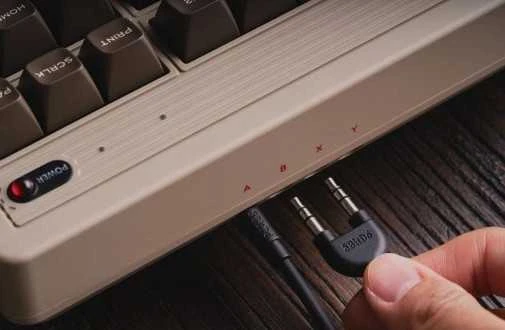 8BitDo Retro Mechaninė klaviatūra - C64 Edition - ISO - UK English - rusvai gelsvas