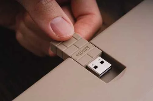 8BitDo Retro Mechaninė klaviatūra - C64 Edition - ISO - UK English - rusvai gelsvas