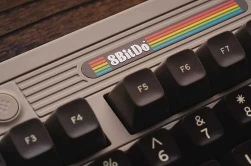 8BitDo Retro Mechaninė klaviatūra - C64 Edition - ISO - UK English - rusvai gelsvas