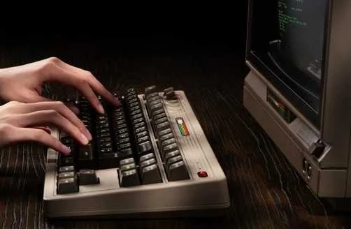 8BitDo Retro Mechaninė klaviatūra - C64 Edition - ISO - UK English - rusvai gelsvas