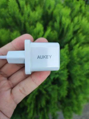 Aukey PA-F5 kroviklis rankoje