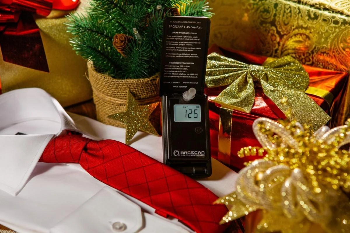 Bacscan F-45 alkotesteris šventiniame fone
