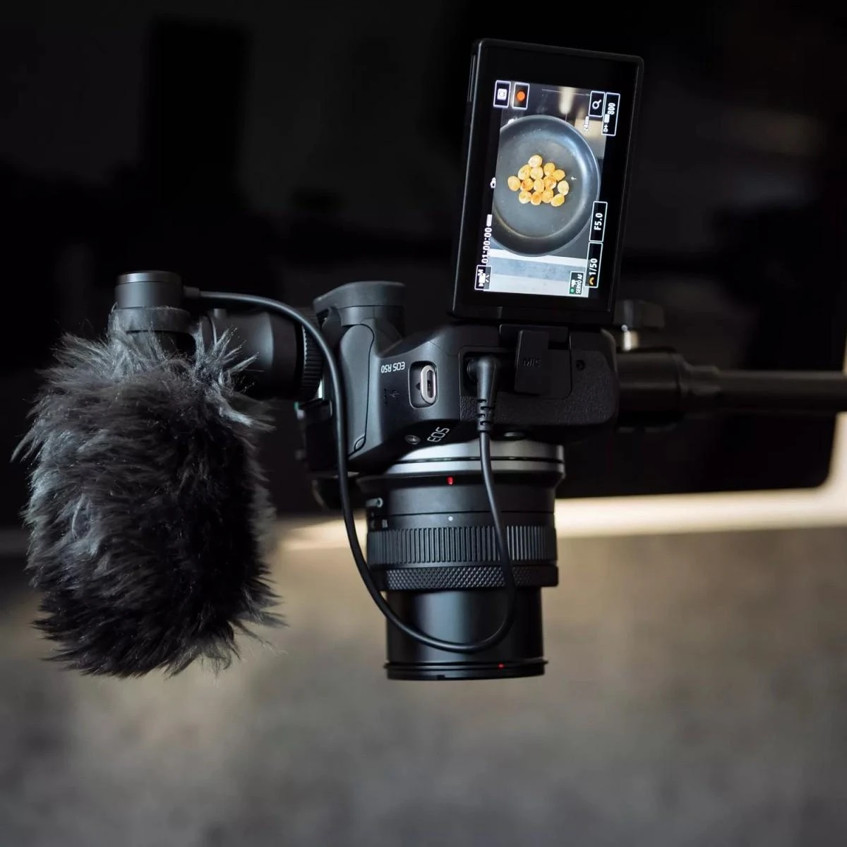 „Canon“ | EOS R50 + RF-S 18–45 mm „CREATOR“ rinkinys (SIP) | 24,2 megapikselių | Vaizdo stabilizatorius | ISO jautrumas (maks.) 32000 | Ekrano įstrižainė 2,95 colio | „Wi-Fi“ | Vaizdo įrašymas | Automatinis, rankinis | CMOS | Juodas