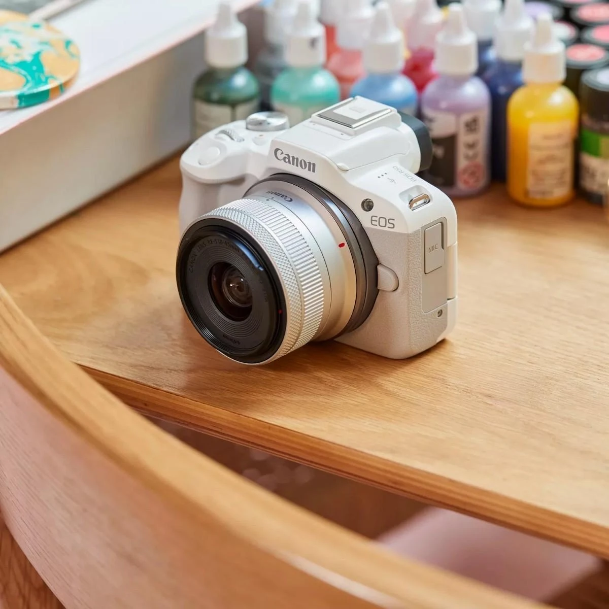 „Canon“ | EOS R50 WH + RF-S 18-45mm F4.5-6.3 IS STM (SIP) | 24,2 megapikselių | Vaizdo stabilizatorius | ISO jautrumas (maks.) 32000 | Ekrano įstrižainė 2,95 colio | „Wi-Fi“ | Vaizdo įrašymas | Automatinis, rankinis | CMOS | Baltas