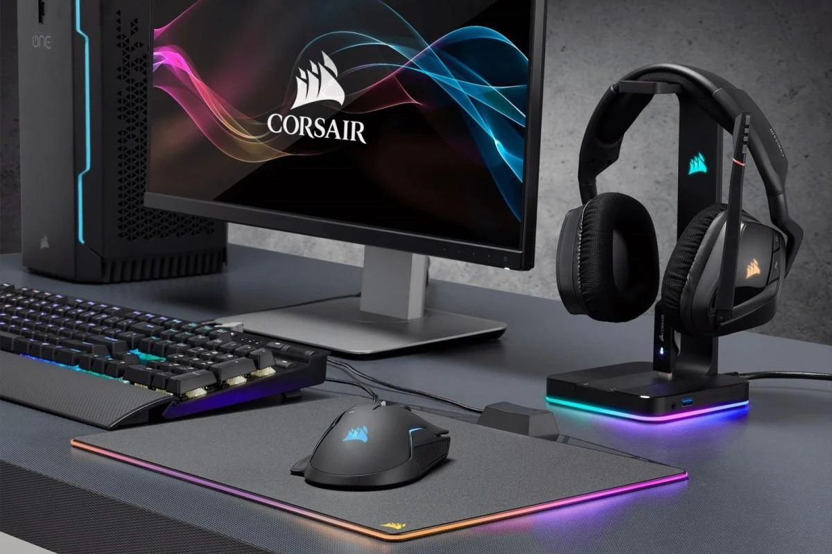 Ausinių stovas Corsair ST100 RGB Premium su 7.1 Erviniu Garsu