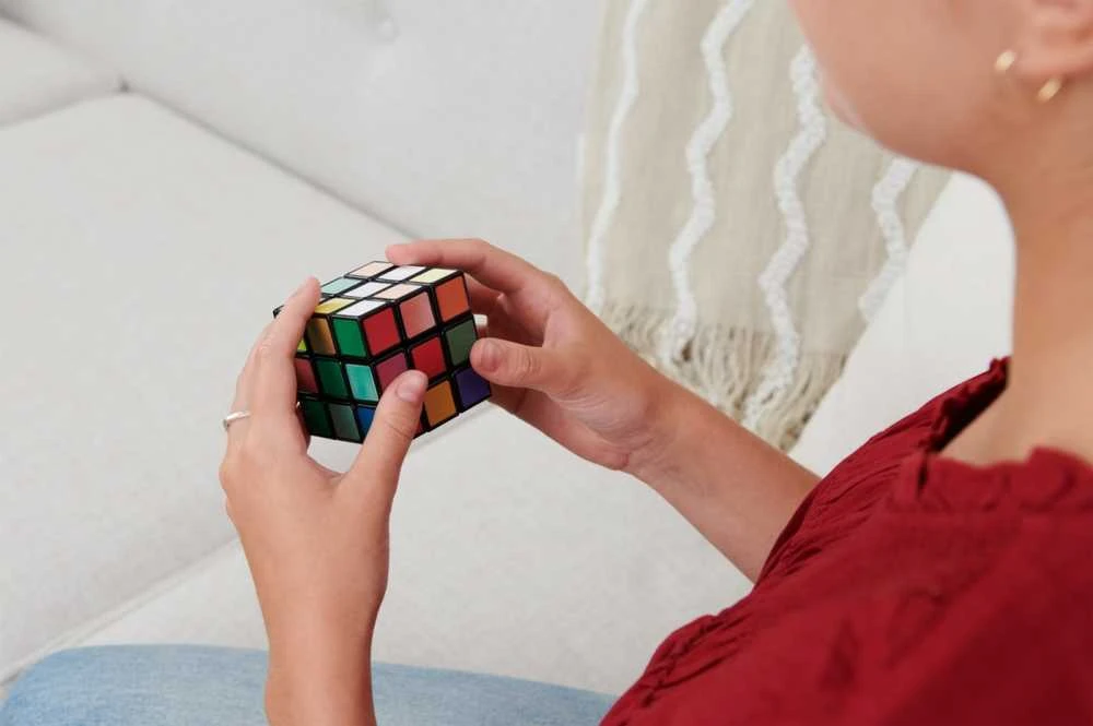 Spin Master RUBIK'S CUBE 3x3 Impossible - 6063974 - Rubiko kubas labai sudėtingas, spalva keičiasi priklausomai nuo kampų