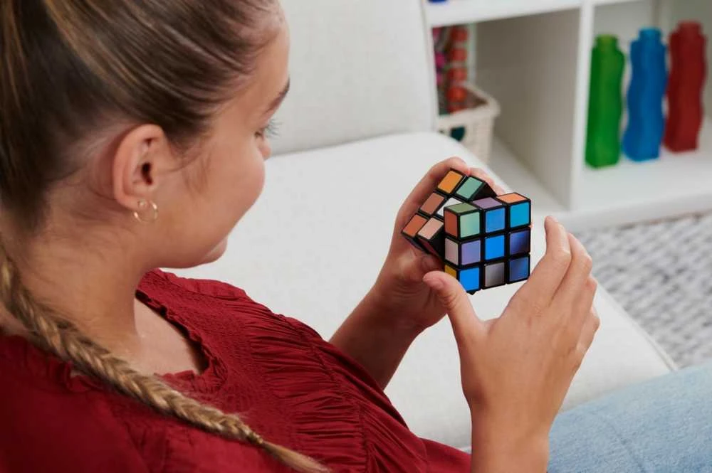 Spin Master RUBIK'S CUBE 3x3 Impossible - 6063974 - Rubiko kubas labai sudėtingas, spalva keičiasi priklausomai nuo kampų