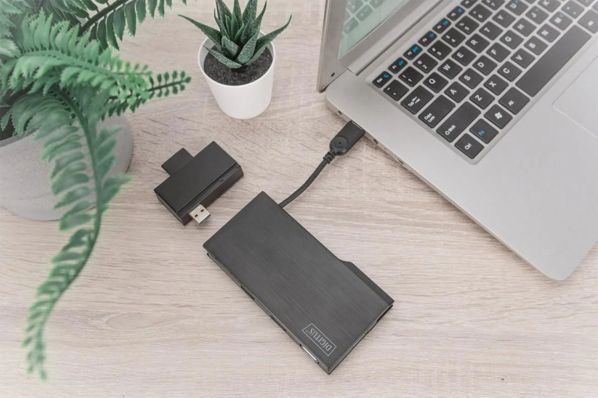 Assmann elektroninė DIGITUS universali prijungimo stotis USB 3.0 7 prievadų kelionės 2x video 2x USB 3.0 RJ45 2x kortelių skaitytuvas