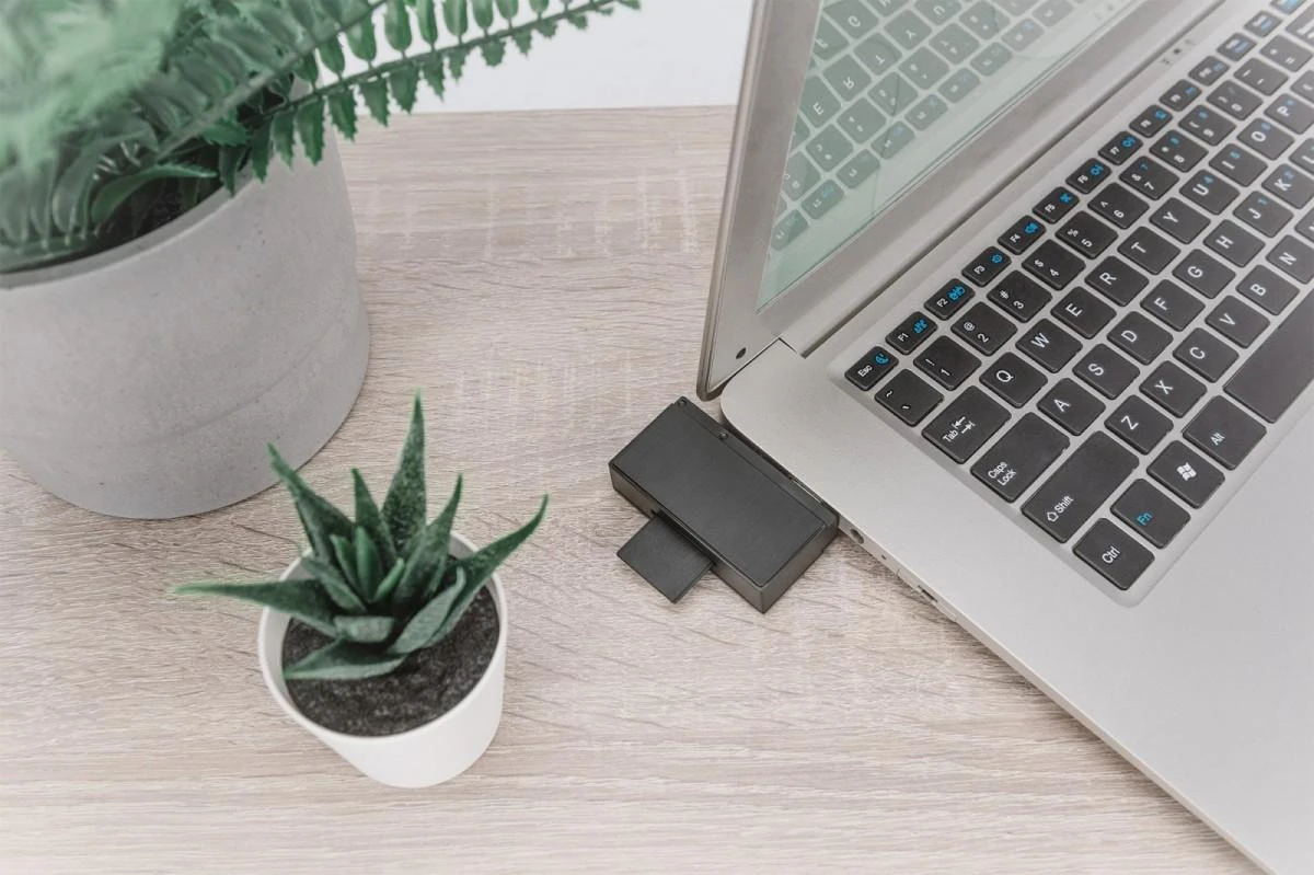 Assmann elektroninė DIGITUS universali prijungimo stotis USB 3.0 7 prievadų kelionės 2x video 2x USB 3.0 RJ45 2x kortelių skaitytuvas