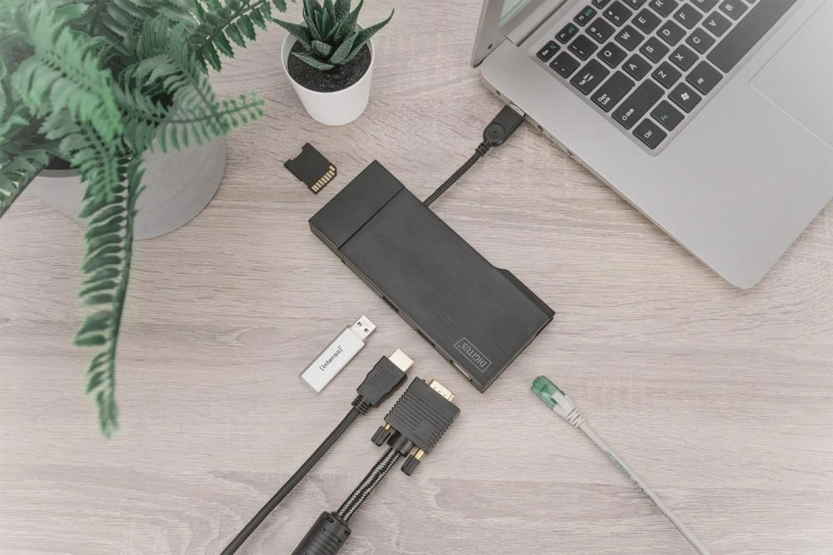 Assmann elektroninė DIGITUS universali prijungimo stotis USB 3.0 7 prievadų kelionės 2x video 2x USB 3.0 RJ45 2x kortelių skaitytuvas