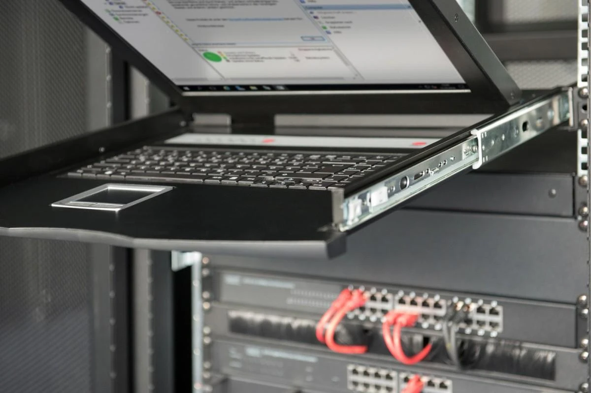Assmann Electronic DIGITUS modulinė 43,2 cm 17 colių TFT konsolė su 8 prievadų KVM US klaviatūra RAL 9005 juodos spalvos