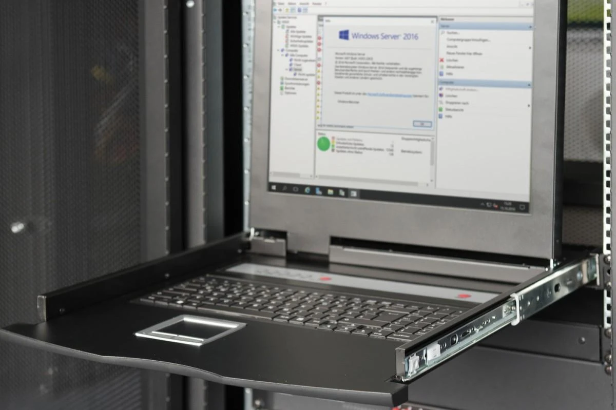 Assmann Electronic DIGITUS modulinė 43,2 cm 17 colių TFT konsolė su 8 prievadų KVM US klaviatūra RAL 9005 juodos spalvos