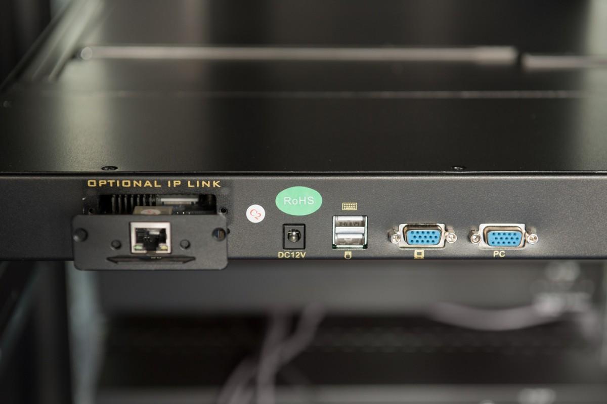 Assmann Electronic DIGITUS modulinė 48,3 cm 19 colių TFT konsolė su 8 prievadų KVM US klaviatūra RAL 9005 juodos spalvos