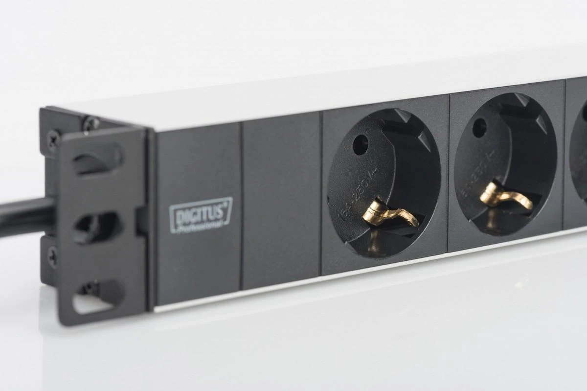 Assmann Electronic DIGITUS Outlet stripe 3x 10Inch 4000W 16A juodas su montavimo komplektu