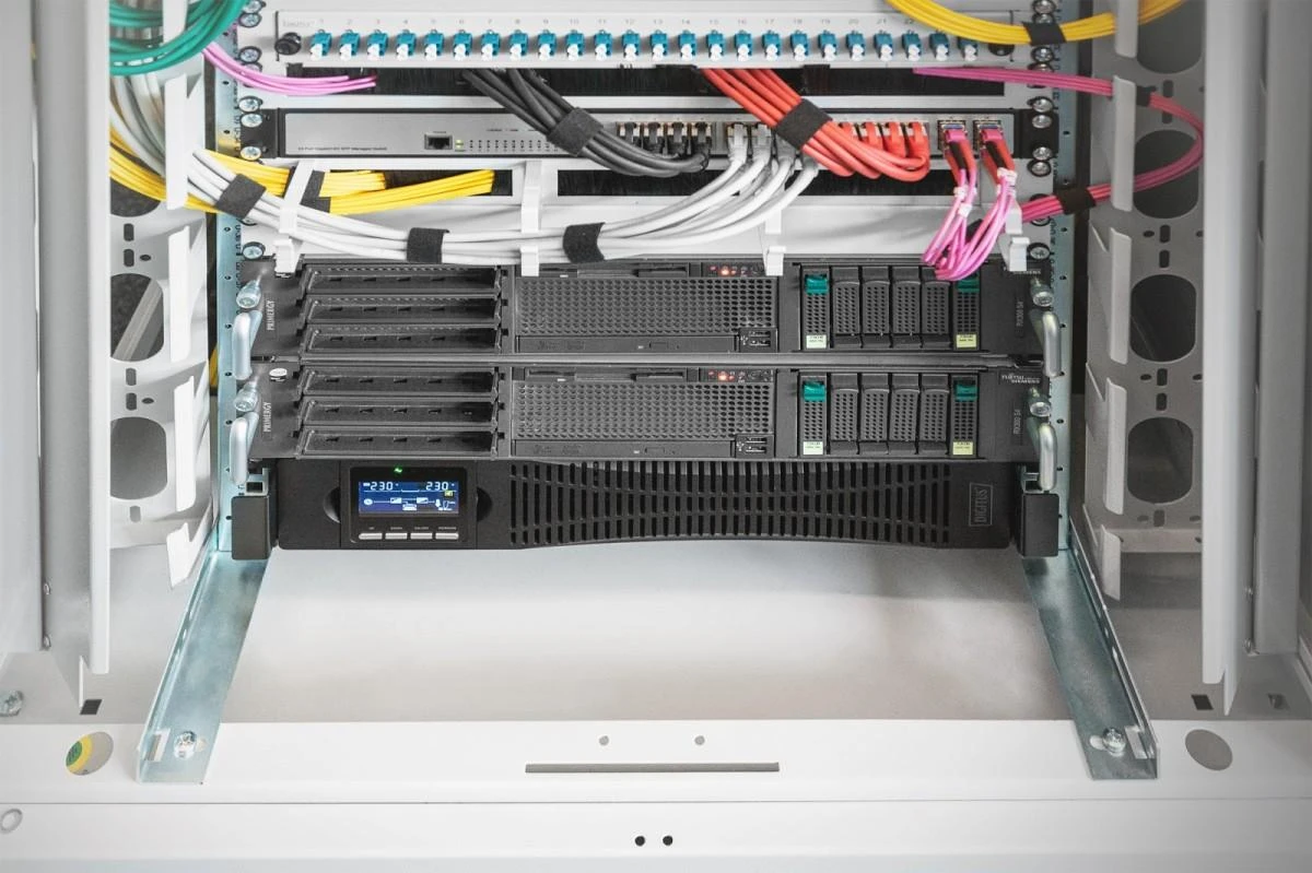 DIGITUS OnLine UPS, stelažas/bokštas, 3000VA, 3000W, LCD, 8 x C13, 1 x C19, RS-232, USB, SNMP kortelė (pasirinktinai), relės kortelė (pasirinktinai) | Skaitmenas | Internetinis UPS | DN-170096, 3000 VA / 3000 W | 3000 VA | 3000 W | C20