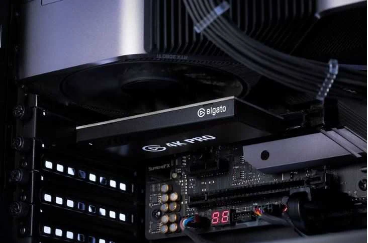 Elgato 4K Pro vaizdo plokštė kompiuterio viduje