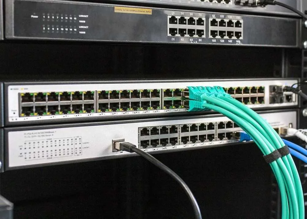 Šakotuvas Extralink Hypnos komutatorius, 24x RJ45 1000Mb/s, 4x SFP+, L3, valdomas