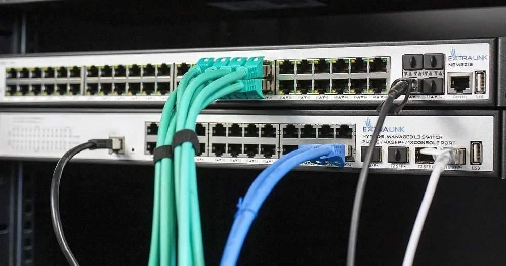 Šakotuvas Extralink Hypnos komutatorius, 24x RJ45 1000Mb/s, 4x SFP+, L3, valdomas
