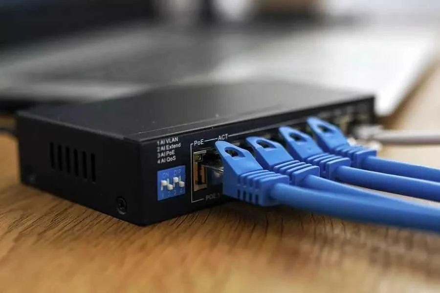 Šakotuvas EXTRALINK KRIOS 4 prievadų GbE Nevaldomas 802.3AF/AT 150 W PoE jungiklis + 1xRJ45 Up-Link
