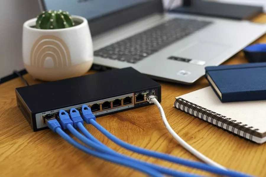 Šakotuvas EXTRALINK PERSES 8 prievadų GbE nevaldomas 802.3af/at PoE jungiklis + 2x SFP Up-Link