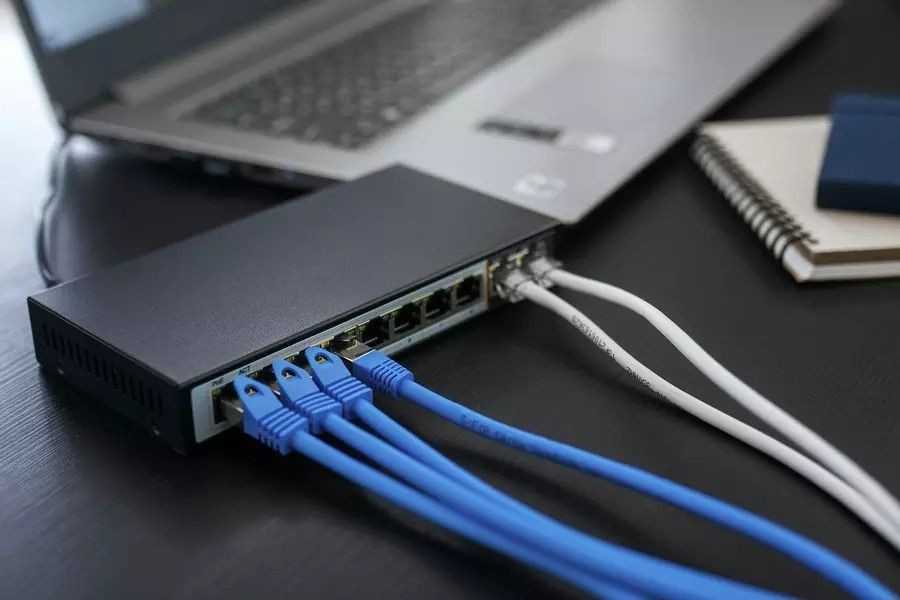 Šakotuvas EXTRALINK PERSES 8 prievadų GbE nevaldomas 802.3af/at PoE jungiklis + 2x SFP Up-Link
