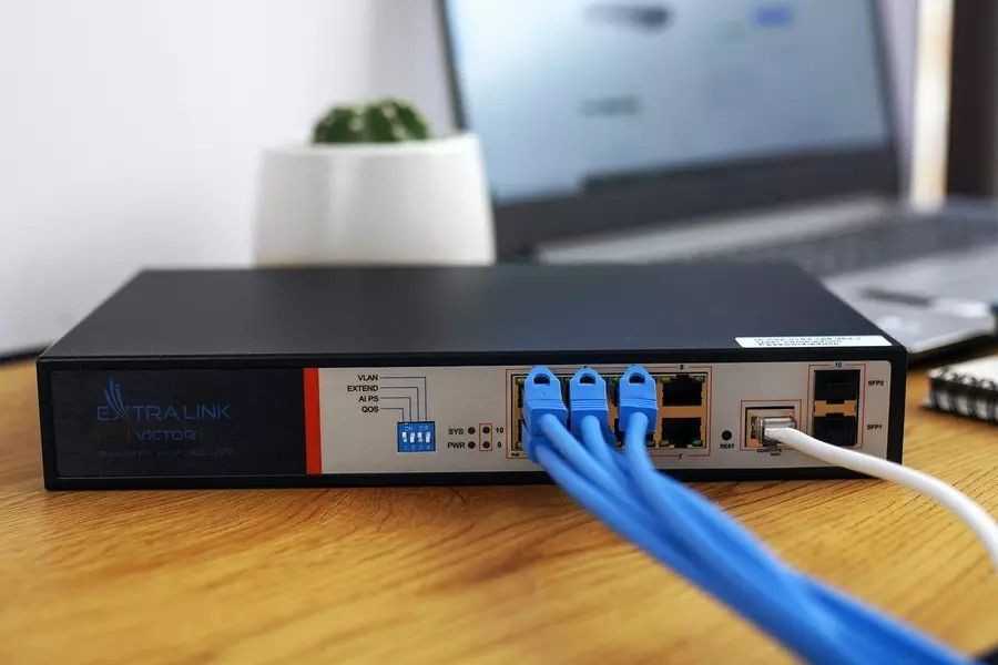 Šakotuvas Valdomas PoE jungiklis Extralink Victor, 8x Gigabit PoE/PoE+, 2x SFP, 150W