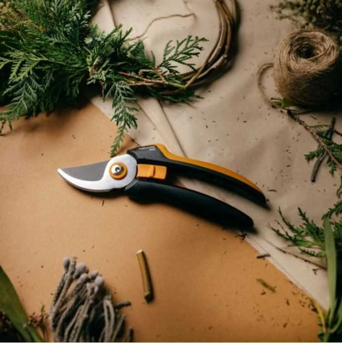 Fiskars Solid™ sekatorius prasilenkiančiais ašmenimis L (P341)