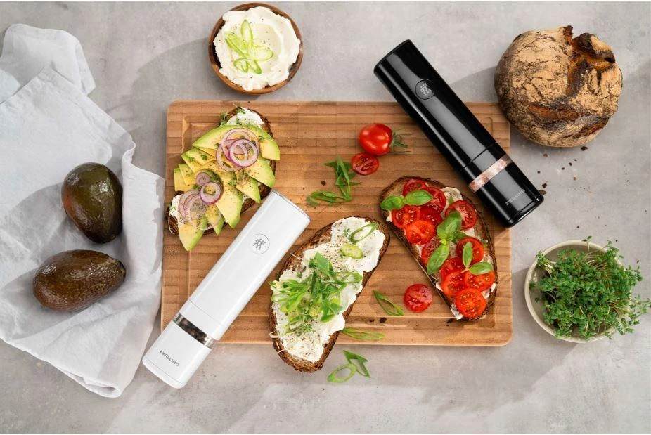 ZWILLING ENFINIGY Elektrinis druskos ir pipirų malūnėlis, juodas