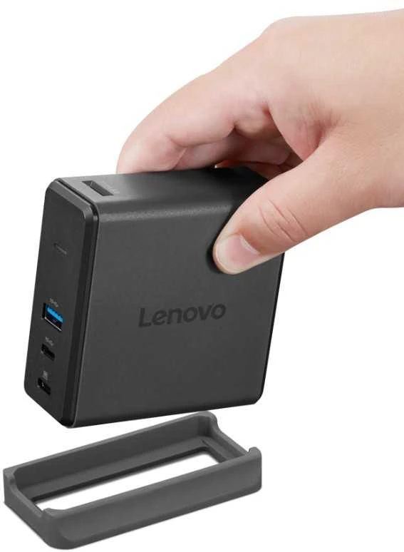 Rankoje laikomas Lenovo X9 GaN dokas su jungtimis