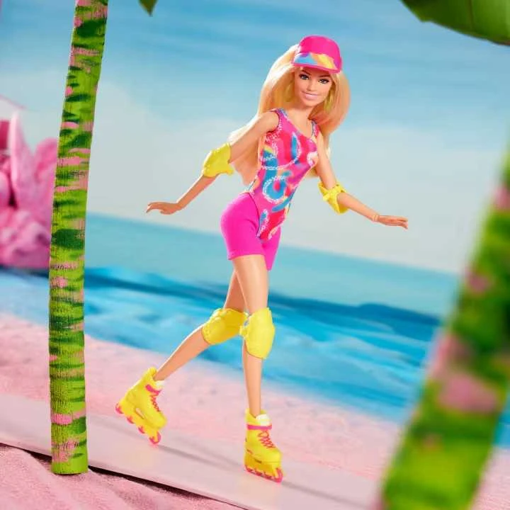 Mattel Kolekcinė BARBIE filmo Roller-Skating lėlė su riedučiais (HRB04)