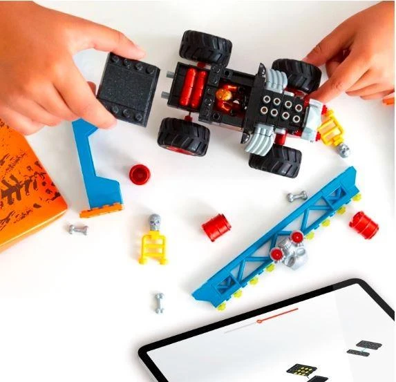 Mattel Hot Wheels Monster truck kaskadininkų kaladėlės 151ele automobilis + rampa ZA5996