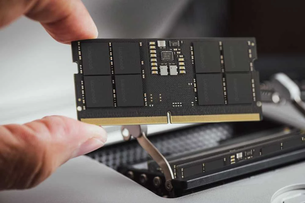 Goodram DDR5 SO-DIMM atmintis montavimo metu