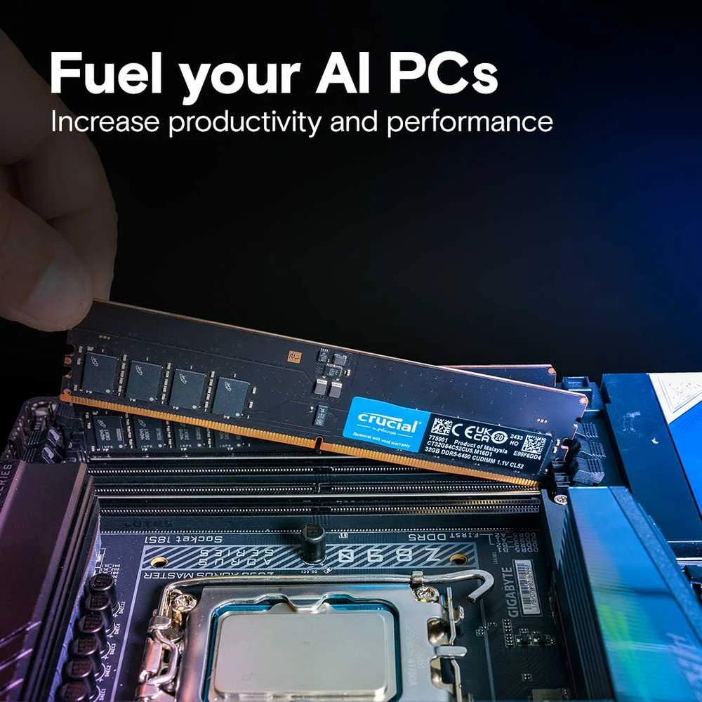 Crucial DDR5 32GB atminties modulis montavimo metu