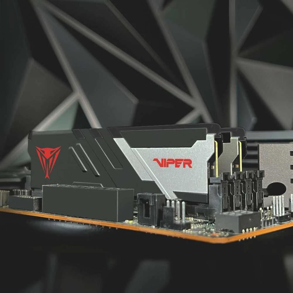 Patriot Viper Venom DDR5 RAM įdėta į pagrindinę plokštę