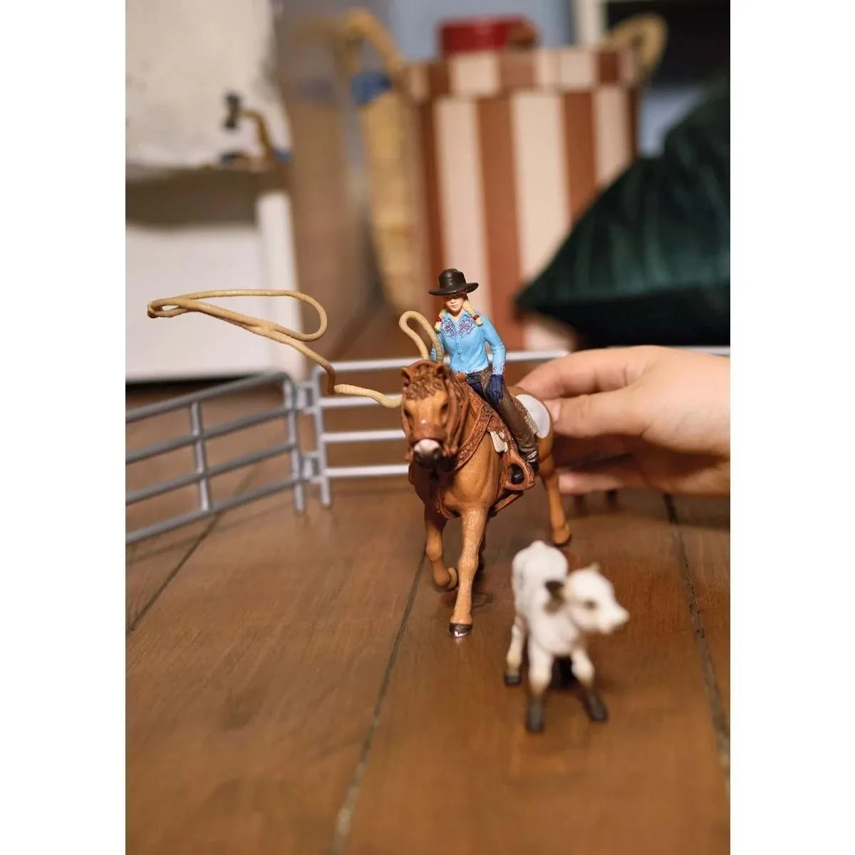 SCHLEICH „Naminiai gyvūnai“ Rinkinys - Raitelė ant žirgo su veršiuku