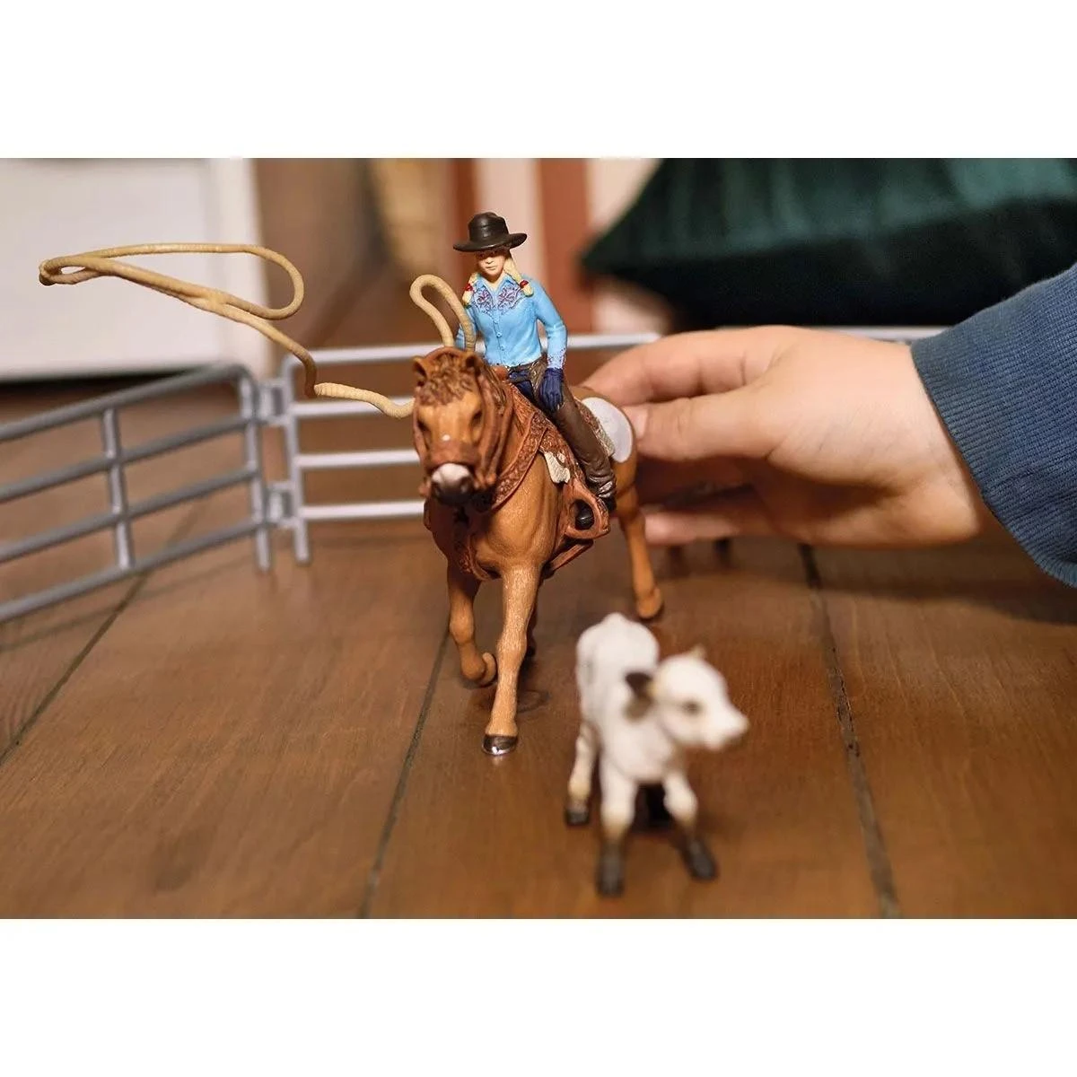 SCHLEICH „Naminiai gyvūnai“ Rinkinys - Raitelė ant žirgo su veršiuku
