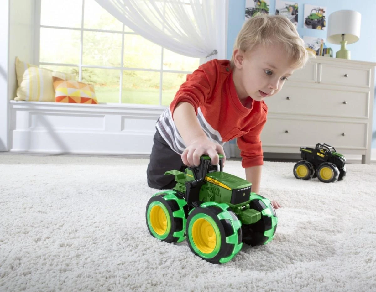 Tomy JOHN DEERE traktorius su šviečiančiais ratais Monster, 46434