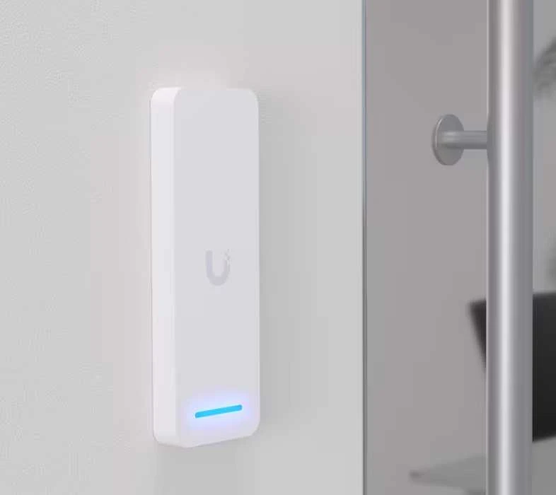 UBIQUITI ACCESS ULTRA. PRIEIGOS SKAITYTOJAS SU ĮSTATYTU STABULU, VEIKIANČIUI VISIŠKAM VIENŲ DURŲ ĮĖJIMO VALDYMUI IŠ VIENO ĮRENGINIO