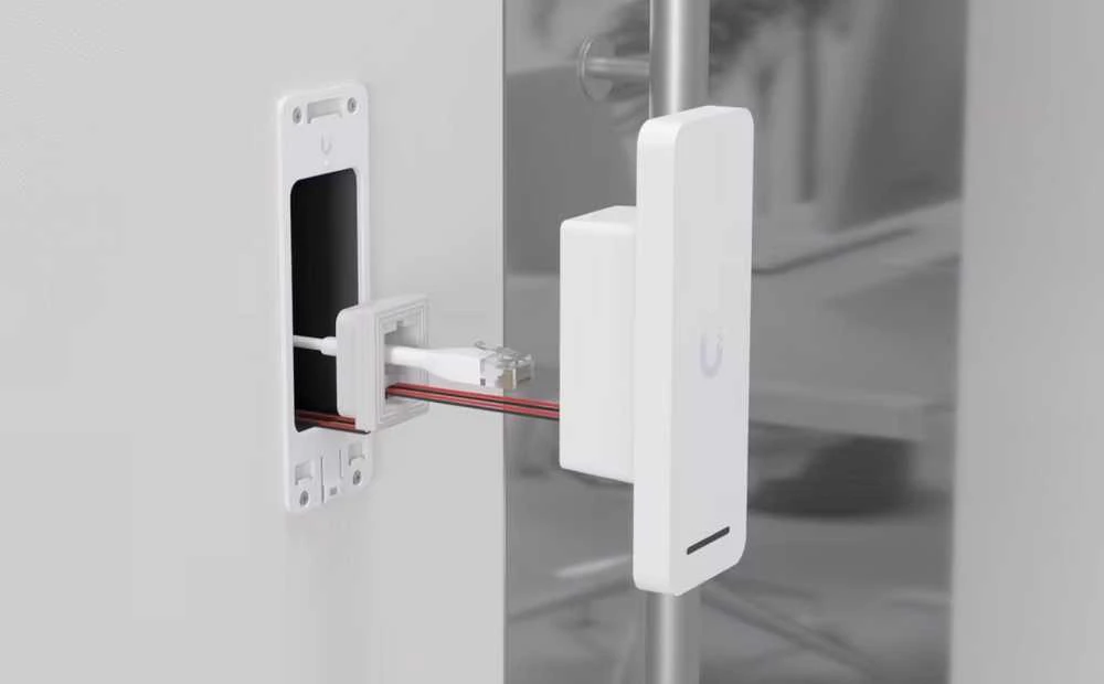 UBIQUITI ACCESS ULTRA. PRIEIGOS SKAITYTOJAS SU ĮSTATYTU STABULU, VEIKIANČIUI VISIŠKAM VIENŲ DURŲ ĮĖJIMO VALDYMUI IŠ VIENO ĮRENGINIO