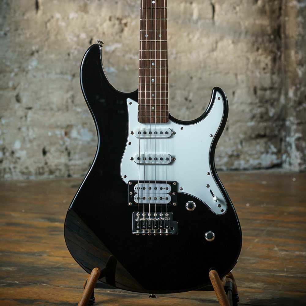 Elektrinė gitara Yamaha Pacifica 112V, juoda