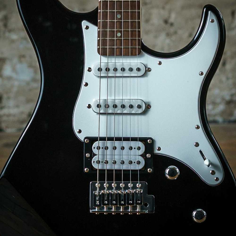 Elektrinė gitara Yamaha Pacifica 112V, juoda