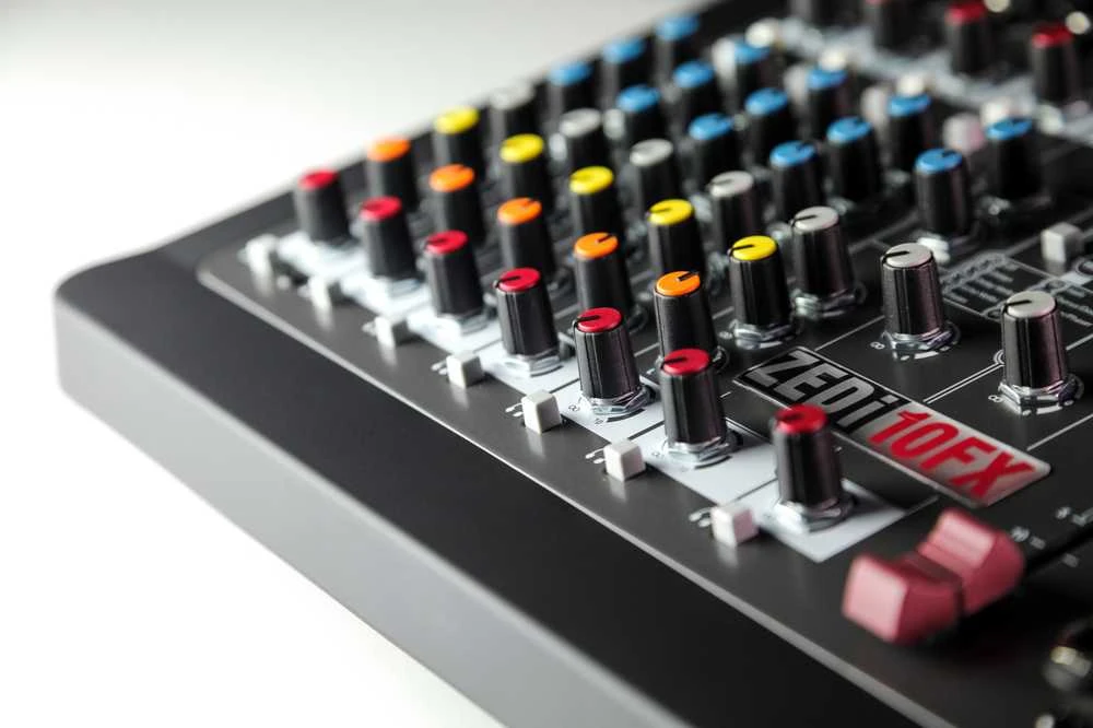 Garso pultas Allen & Heath ZEDi-10 FX