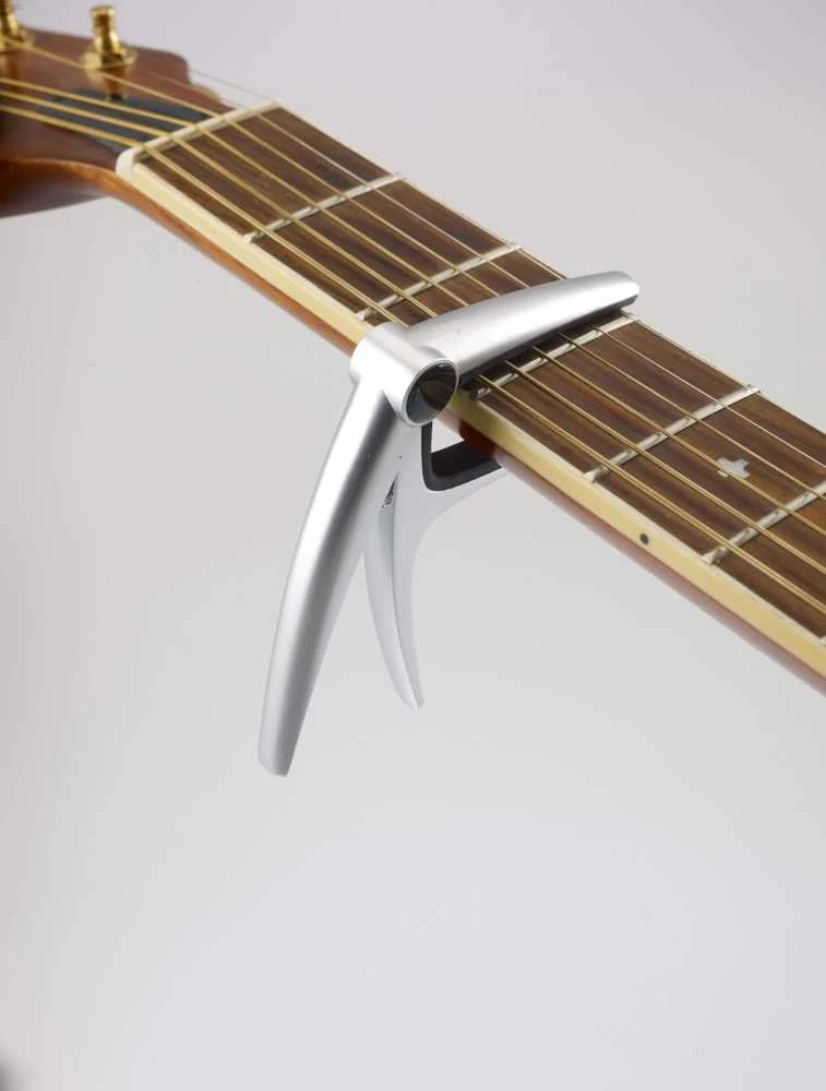 Konig & Meyer Kapodasteris akustinei/elektrinei gitarai K&M 30900 sidabrinis